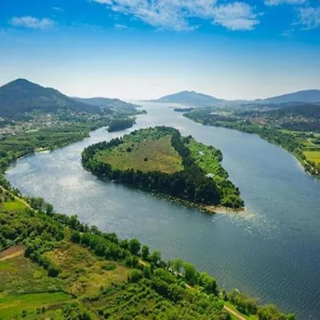 Cerca Del Puerto *