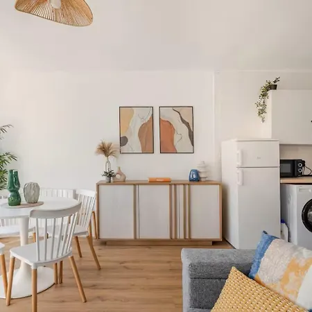 Cerca Del Puerto * A Guarda